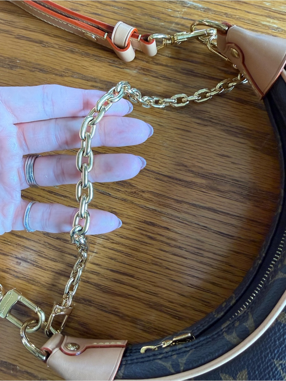 Louis Vuitton Loop - Picture 4 of 9
